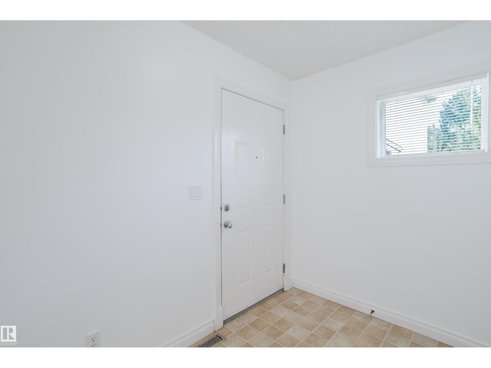 #85 12050 17 AV SW — photo 2