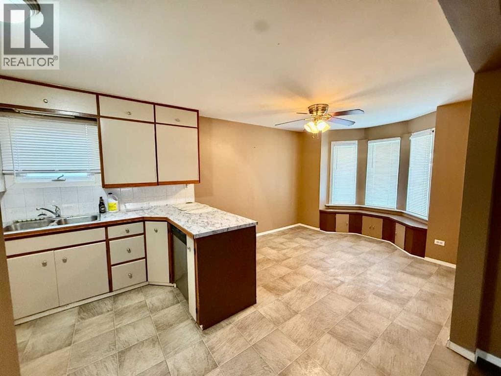 5208 47 Street — photo 3