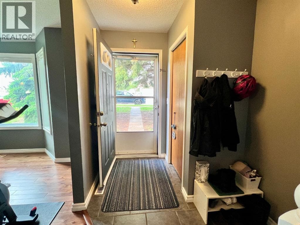 6011 54 Street — photo 2