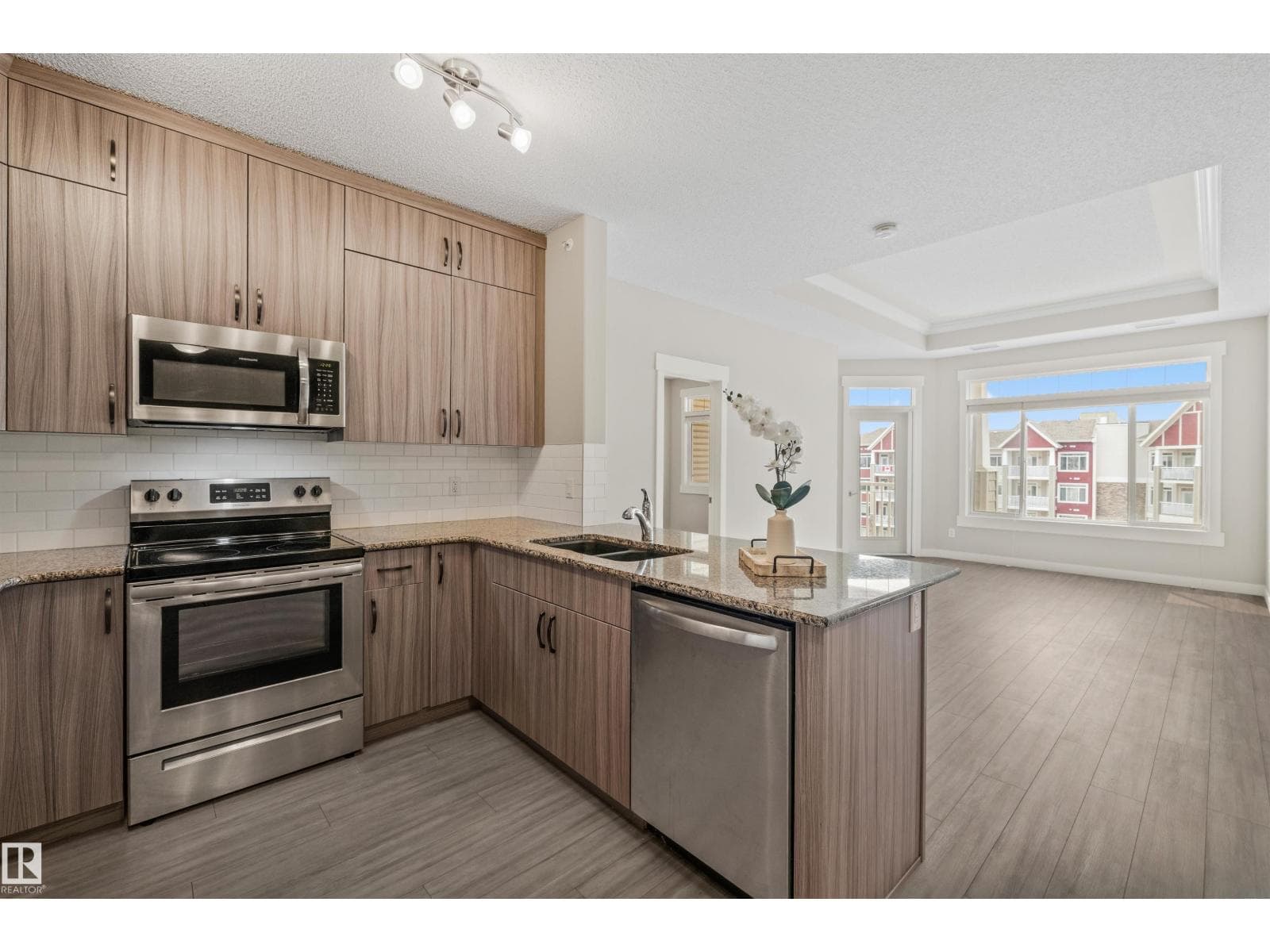 #409 511 QUEEN ST