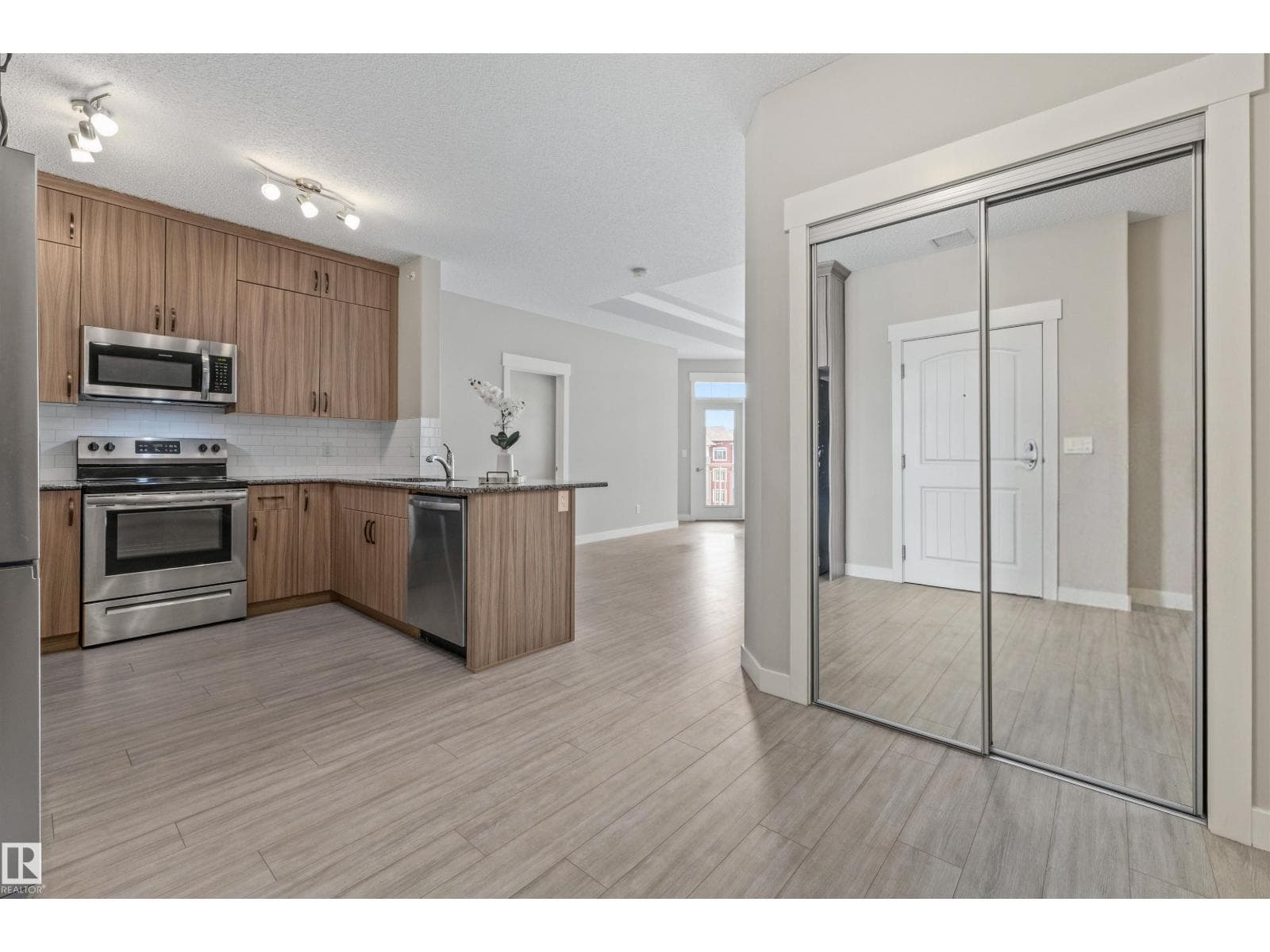 #409 511 QUEEN ST — photo 2