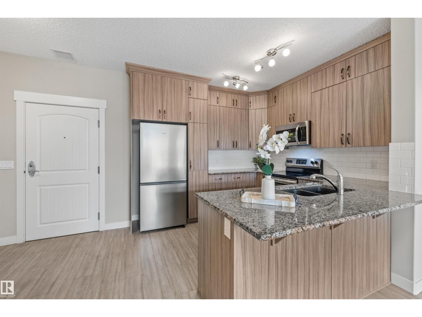 #409 511 QUEEN ST — photo 3