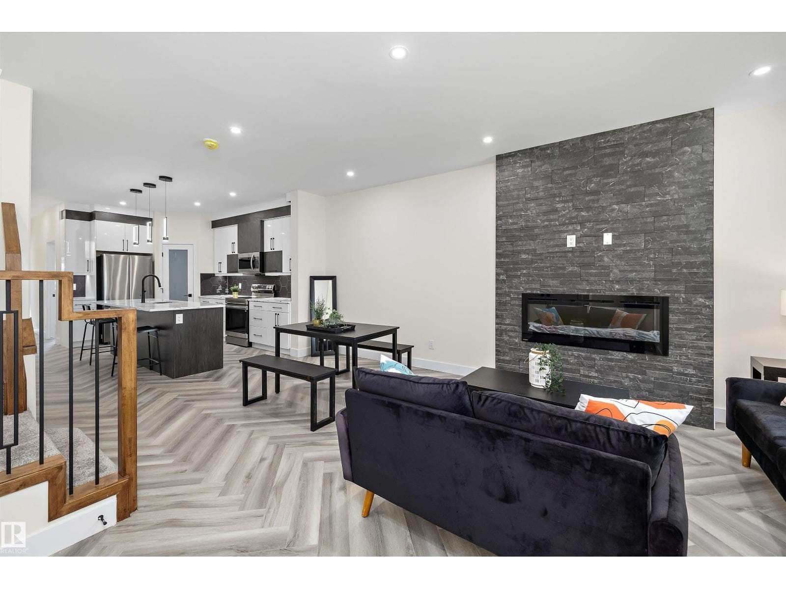 8319 81 AV NW NW — photo 5