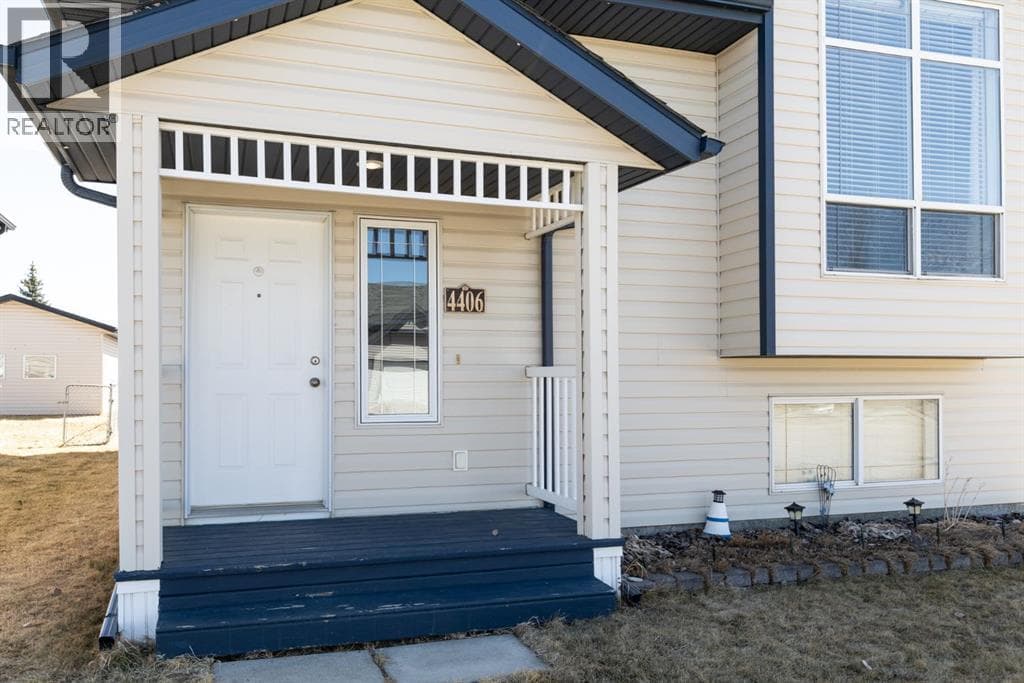 4406 54A Avenue Crescent — photo 3