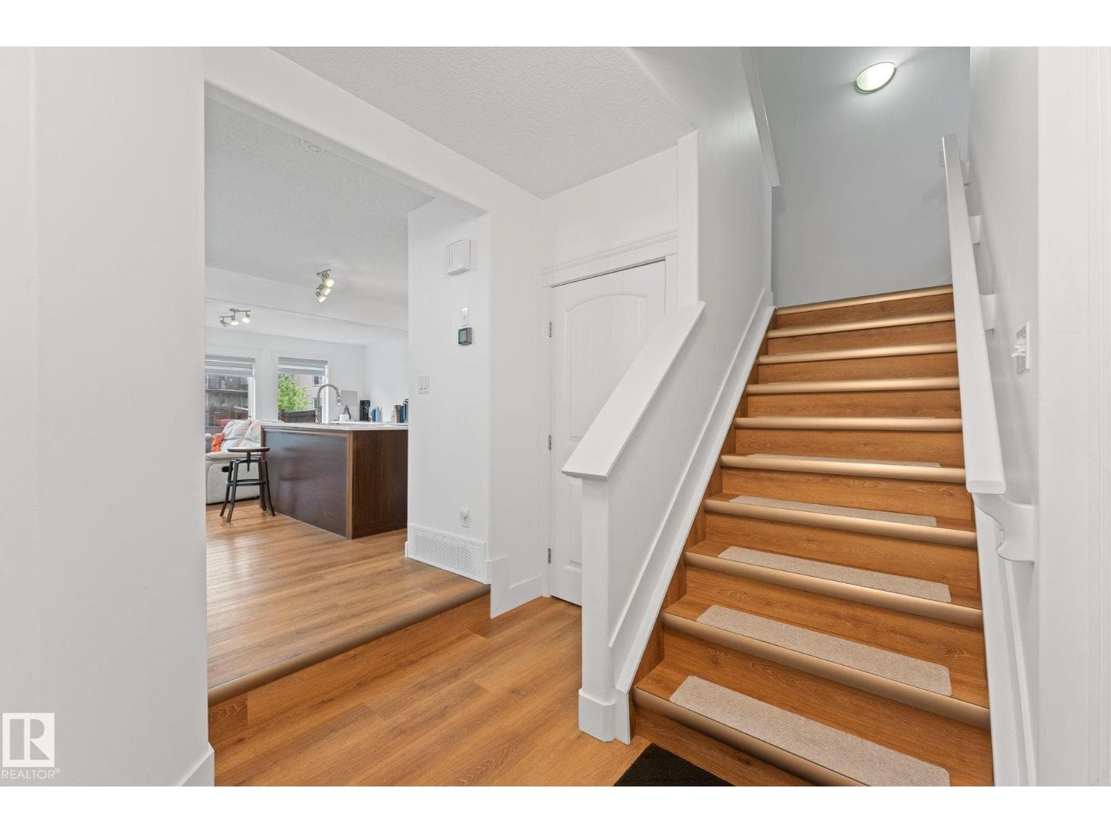 5964 164 AV NW — photo 4