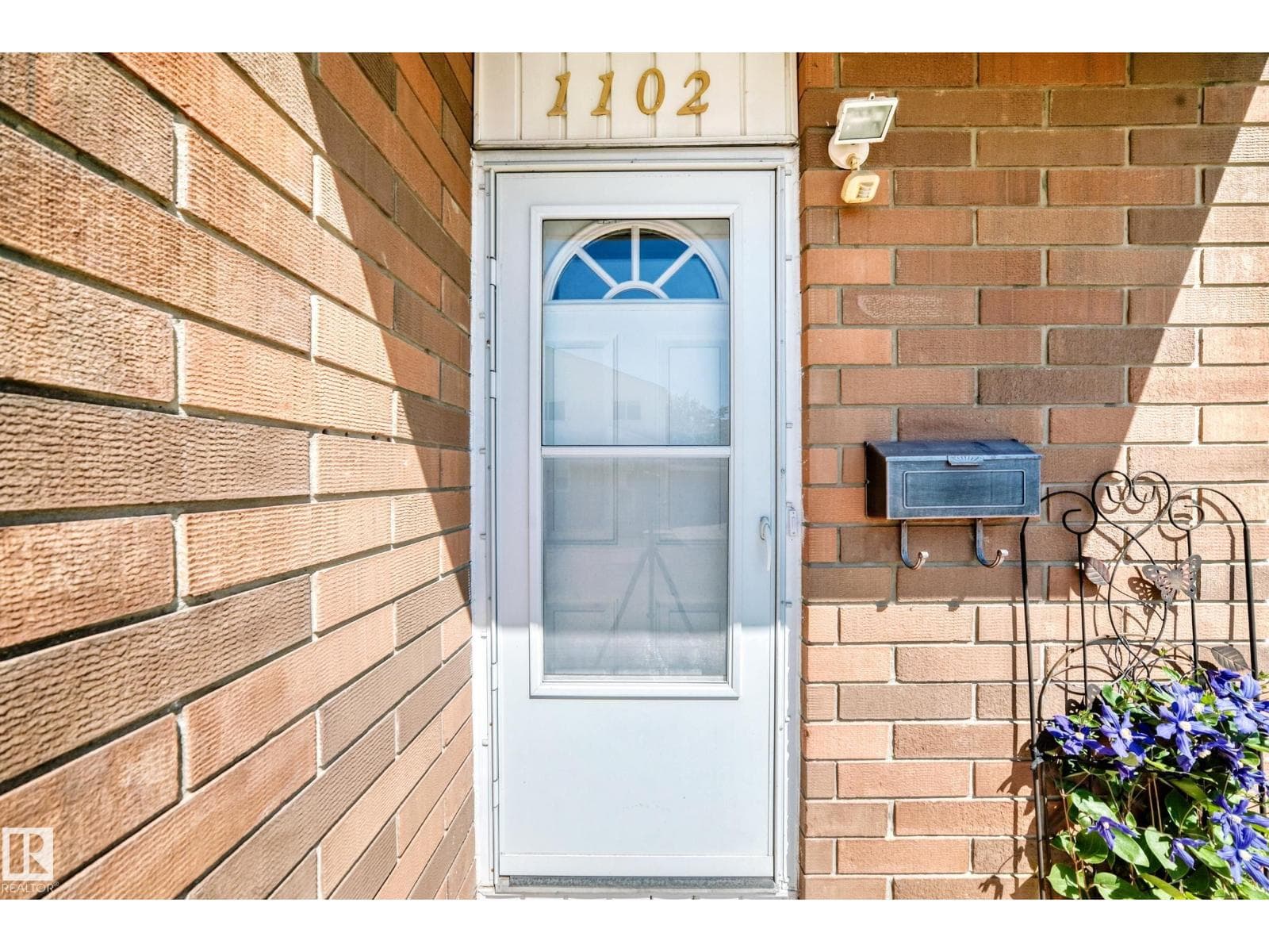 1102 MILLBOURNE RD E NW — photo 2