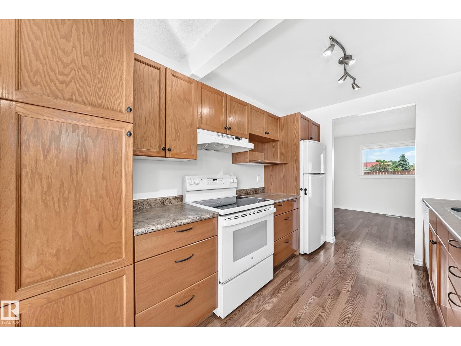 1102 MILLBOURNE RD E NW — photo 5
