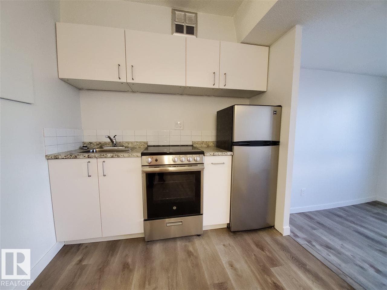 #614 10160 114 ST NW