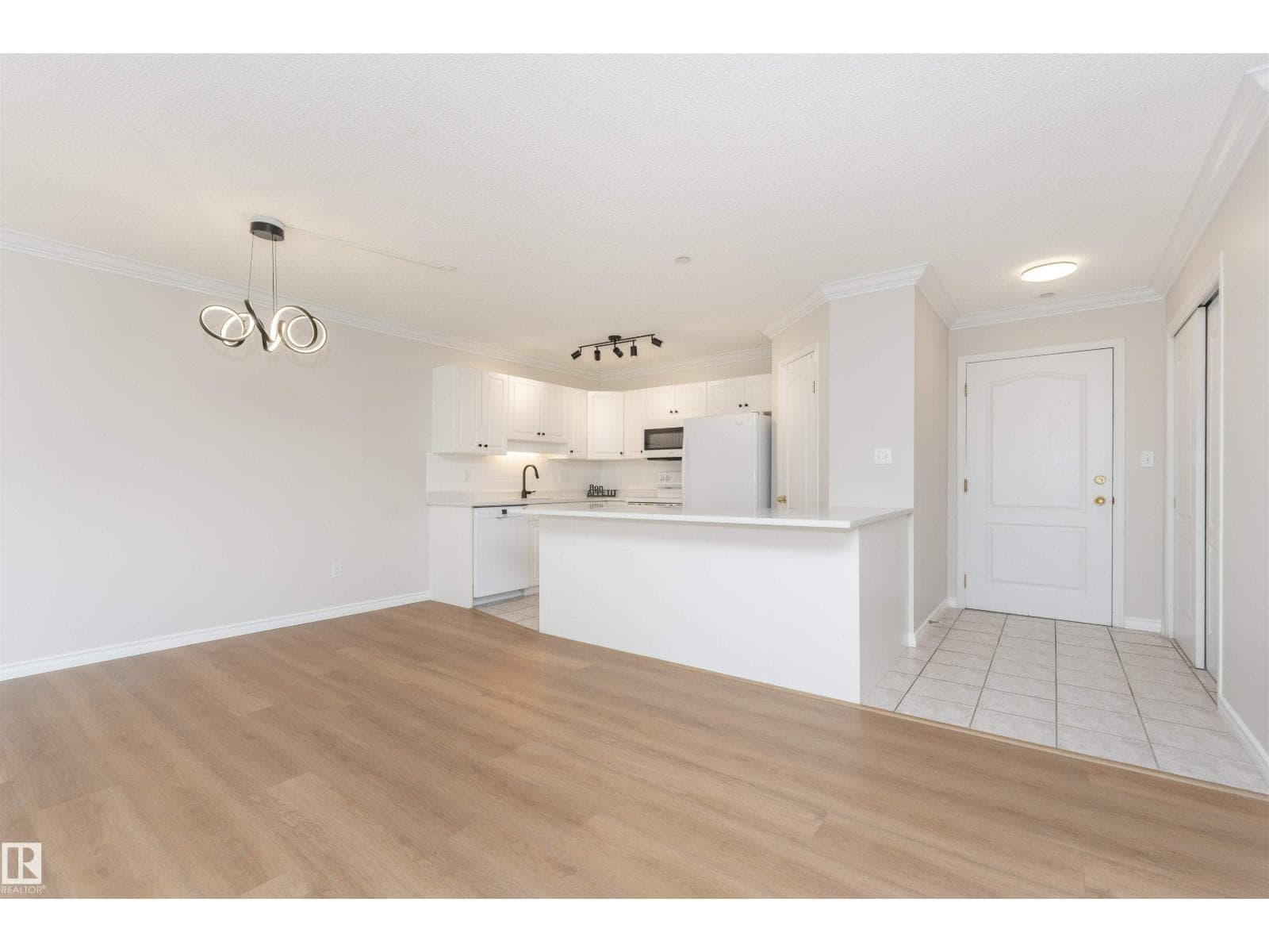 #304 20 ST JOSEPH ST — photo 5