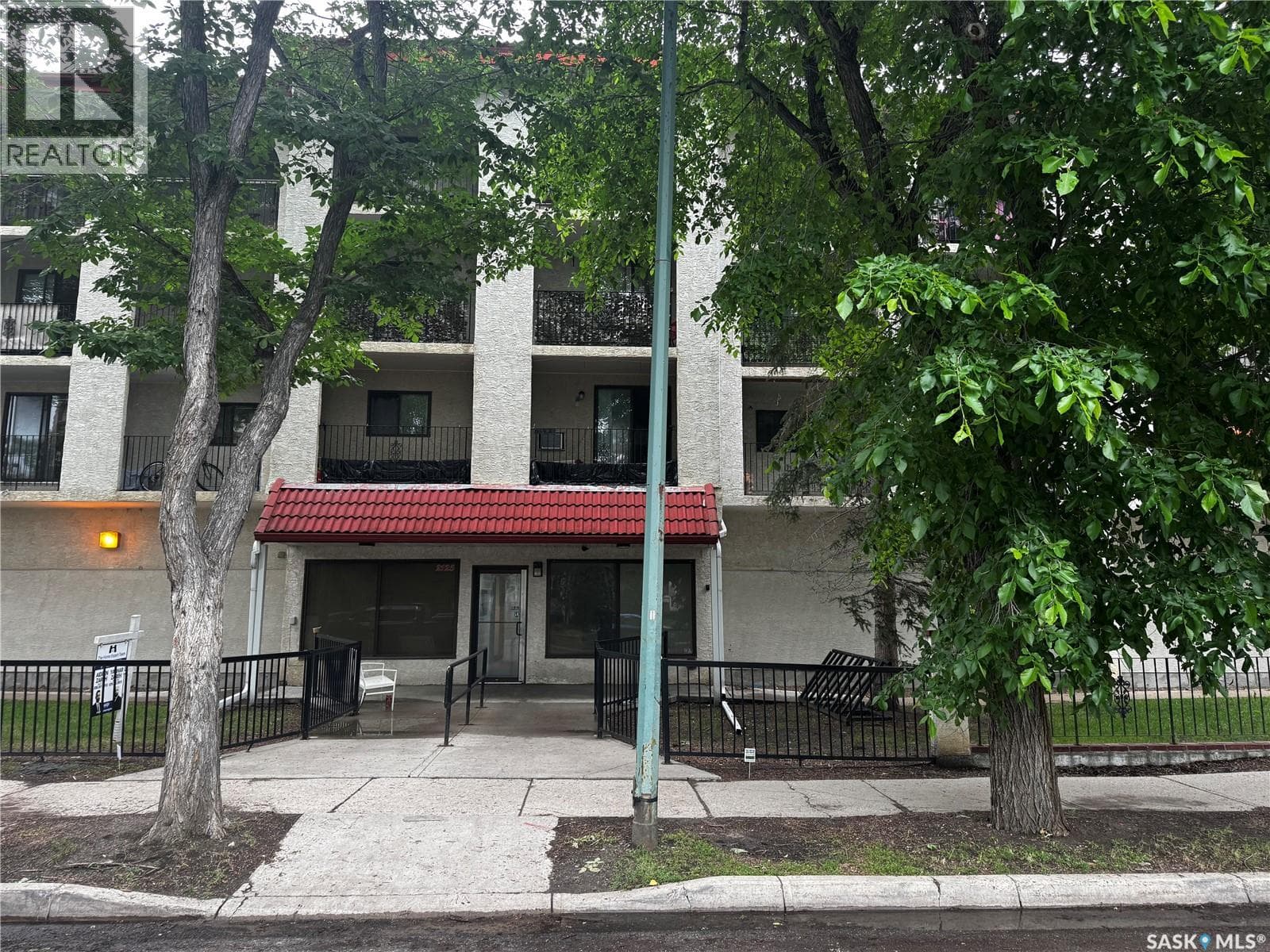303 2125 Osler STREET — photo 2