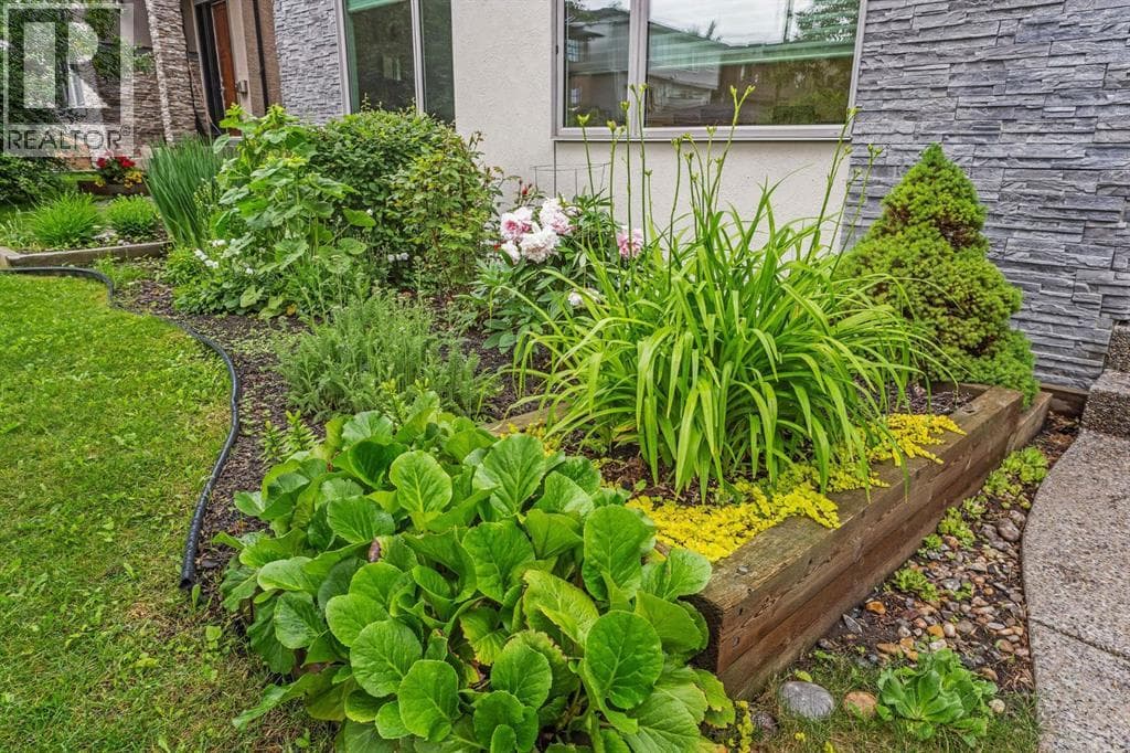 1734 37 Avenue SW — photo 2