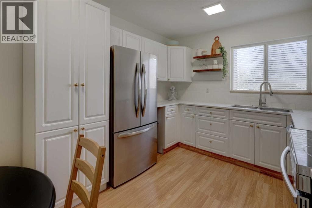 10, 707 Westmount Drive — photo 2