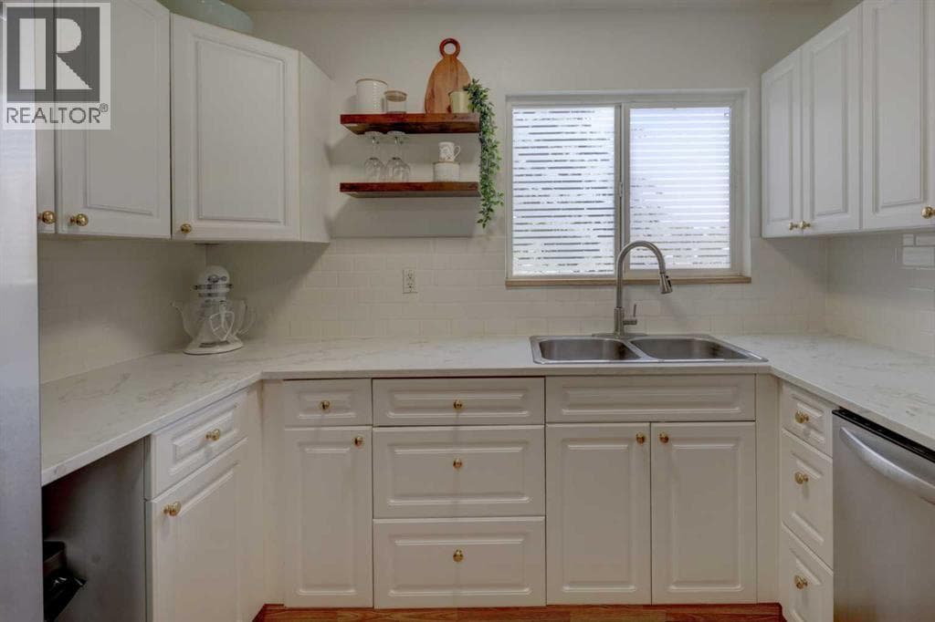 10, 707 Westmount Drive — photo 5
