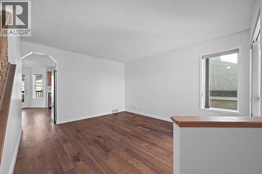 182 Coventry Close NE — photo 3