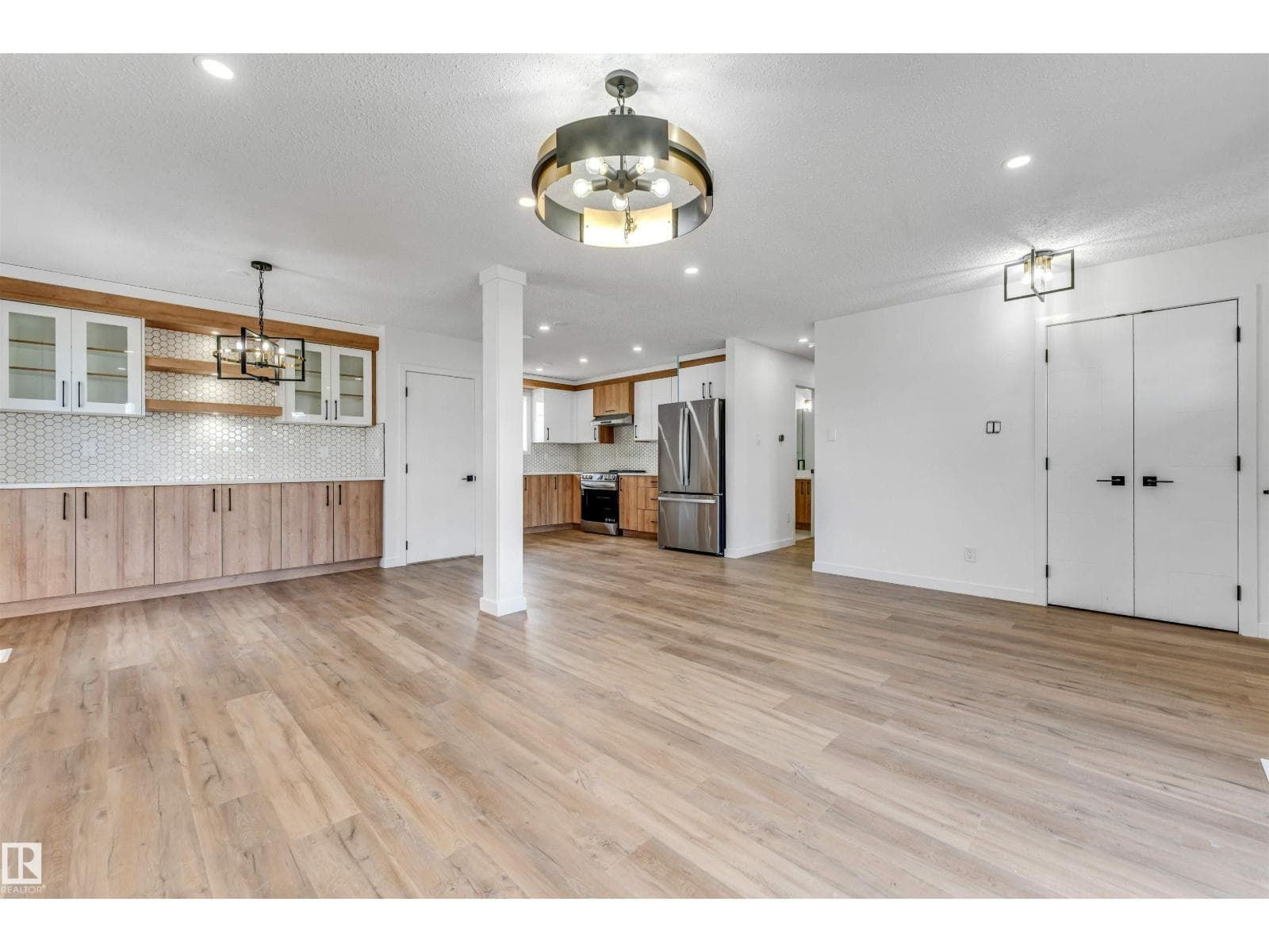 6404 88 AV NW — photo 5