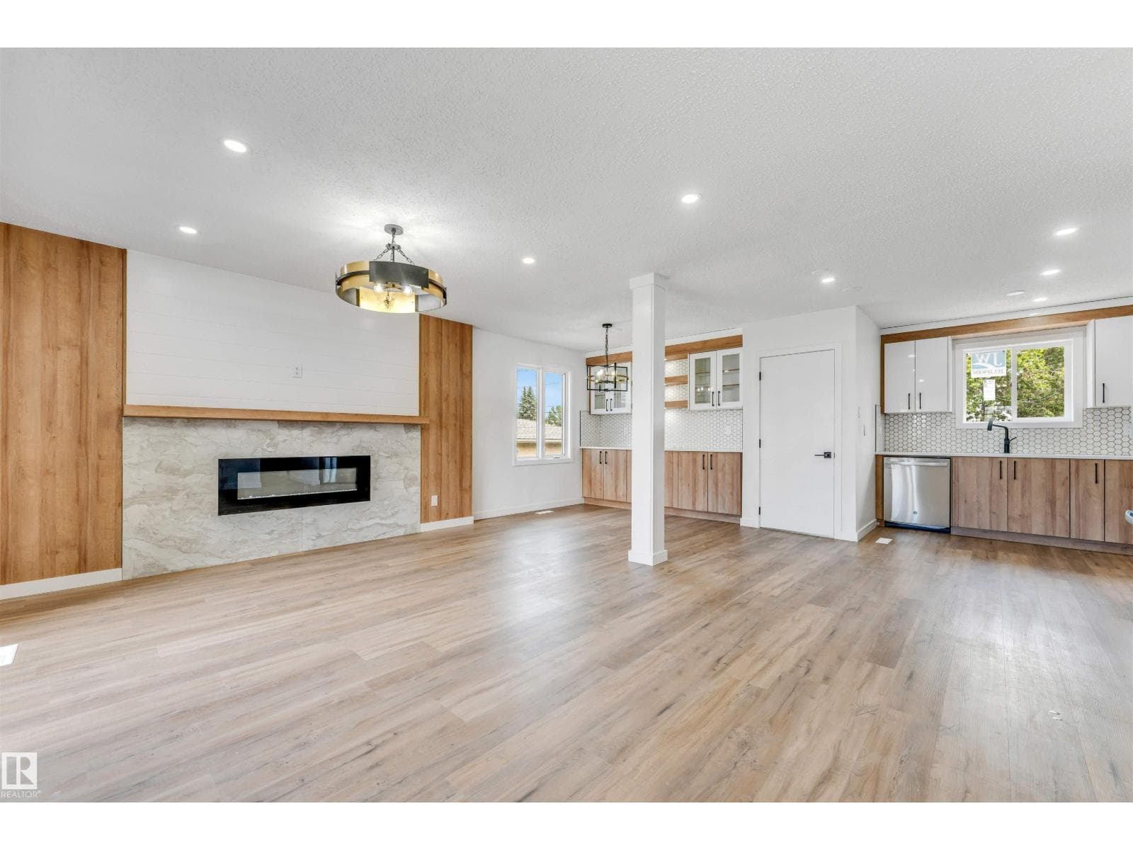 6404 88 AV NW — photo 4