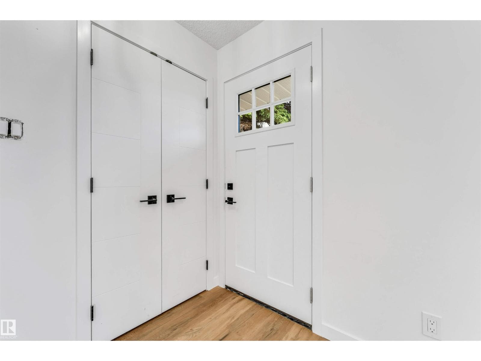 6404 88 AV NW — photo 3