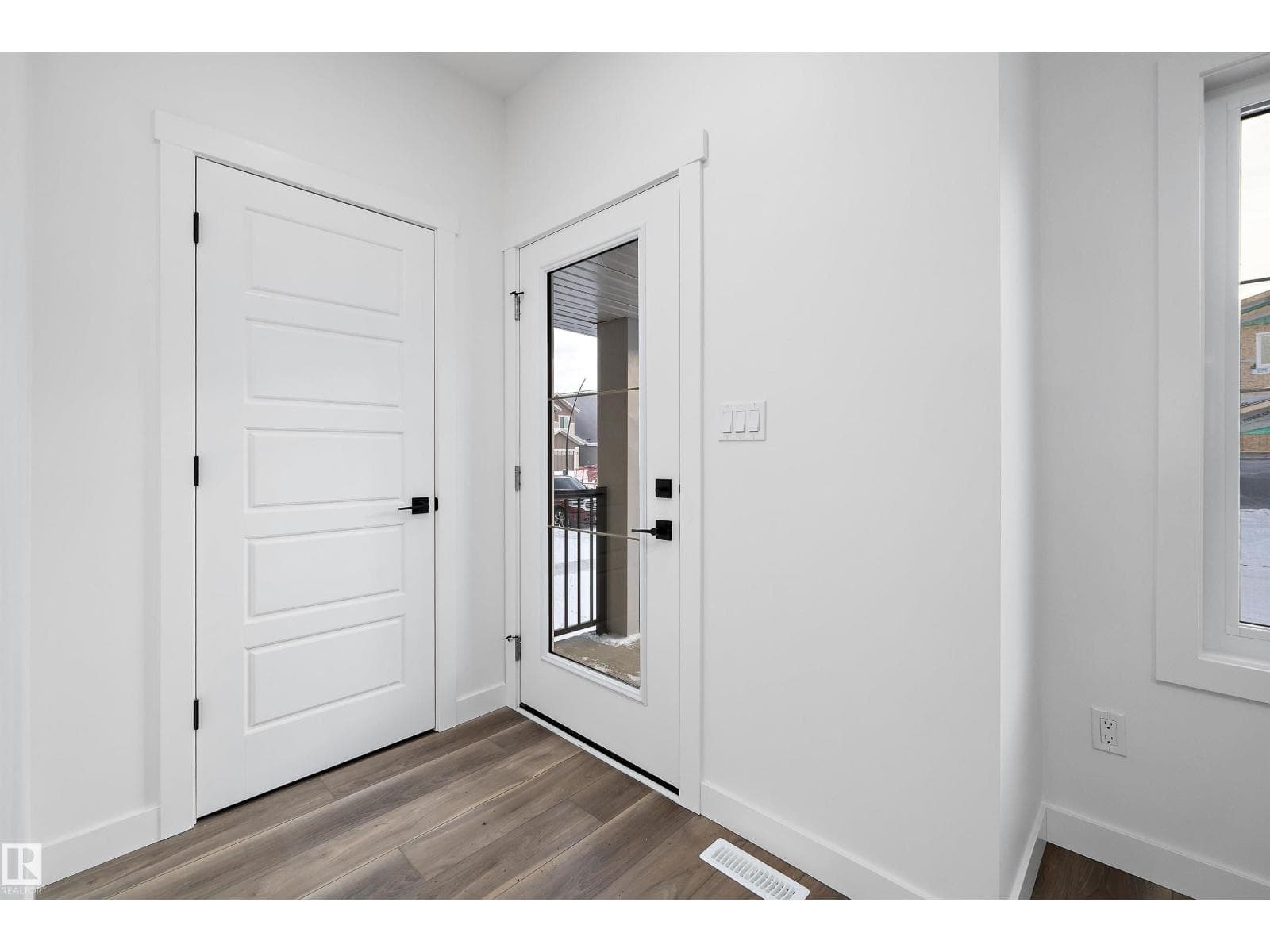 18924 28 AV NW — photo 2