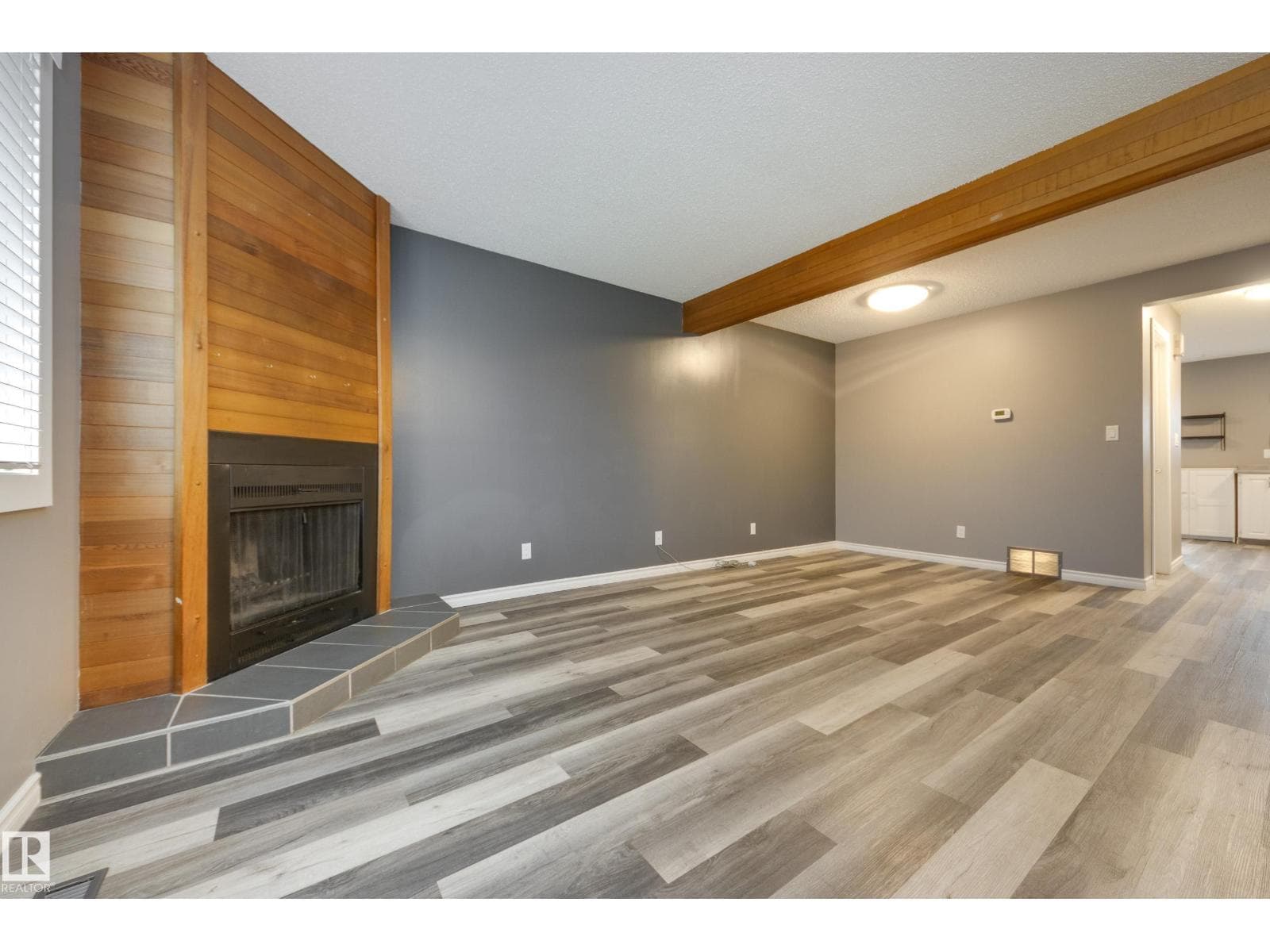 3526 42 AV NW — photo 5
