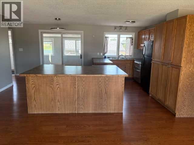4422 54 Avenue — photo 5