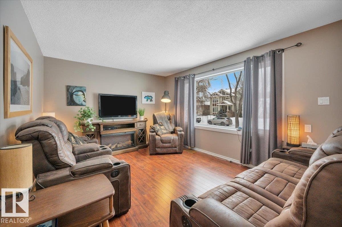 7934 81 AV NW — photo 2