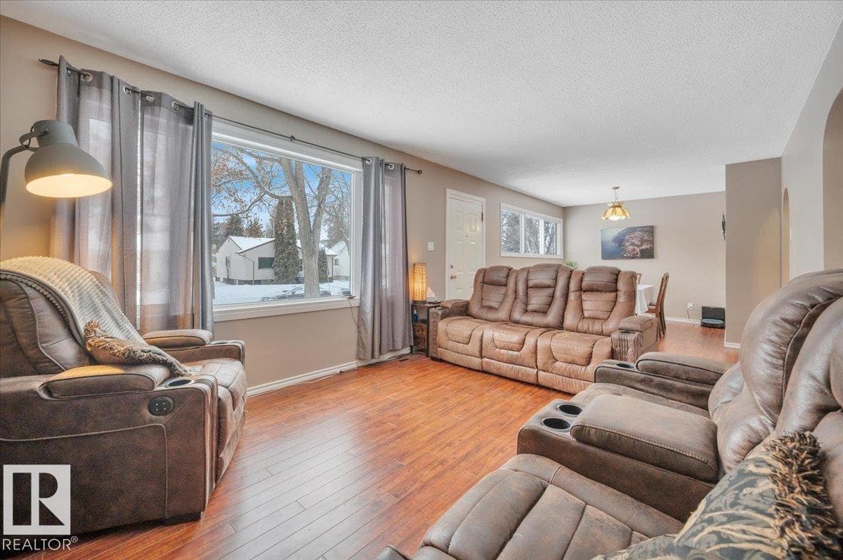 7934 81 AV NW — photo 3