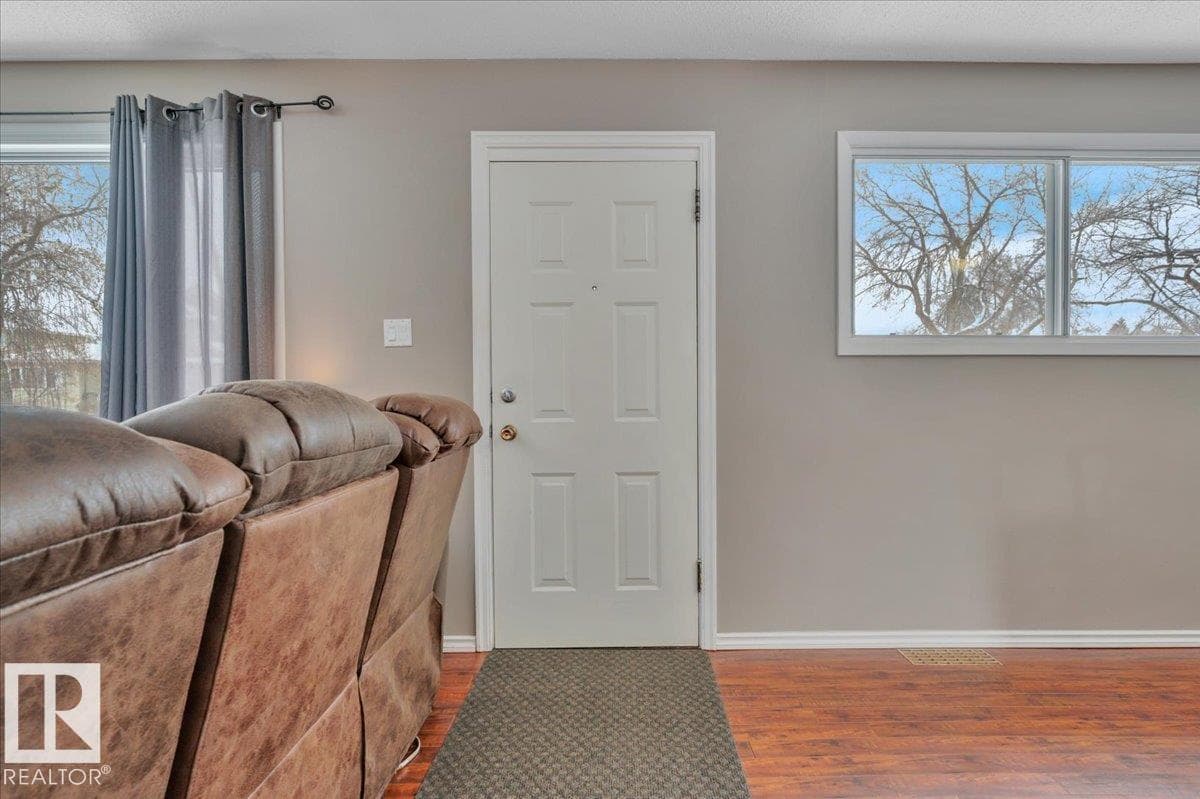 7934 81 AV NW — photo 5