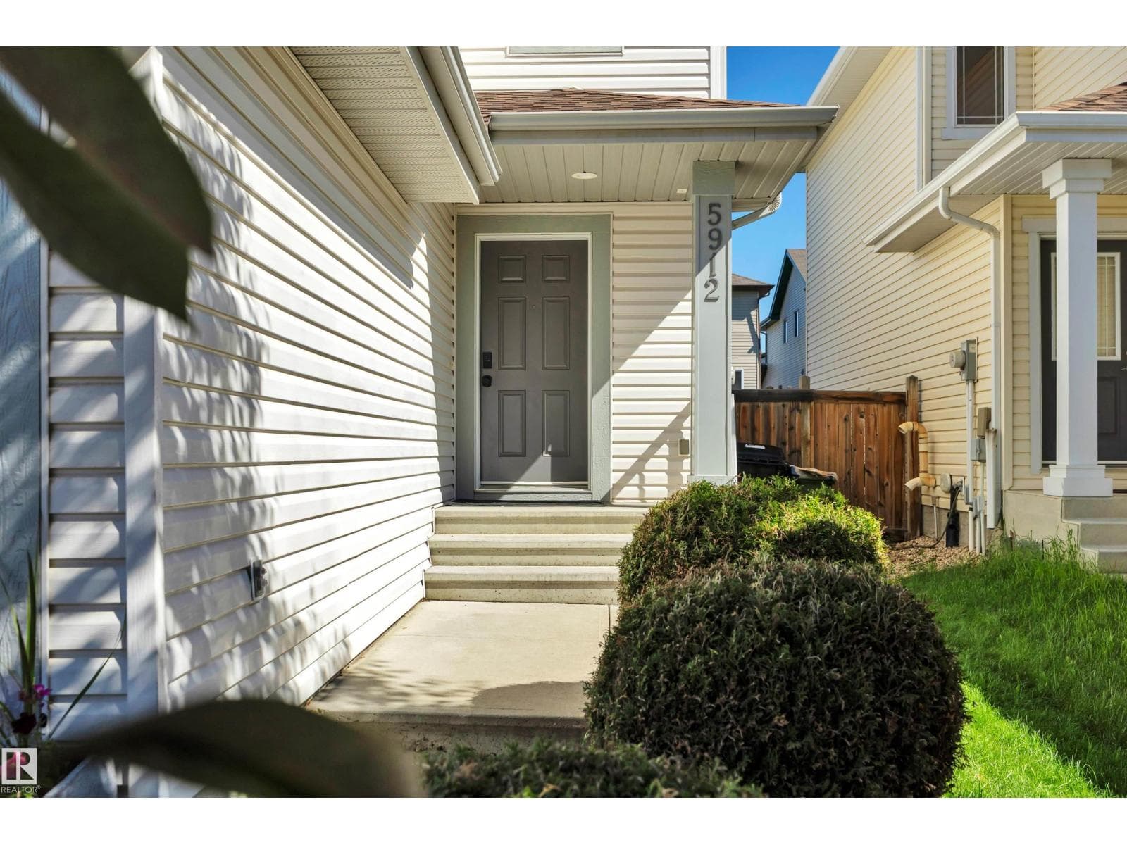 5912 8 AV SW — photo 4