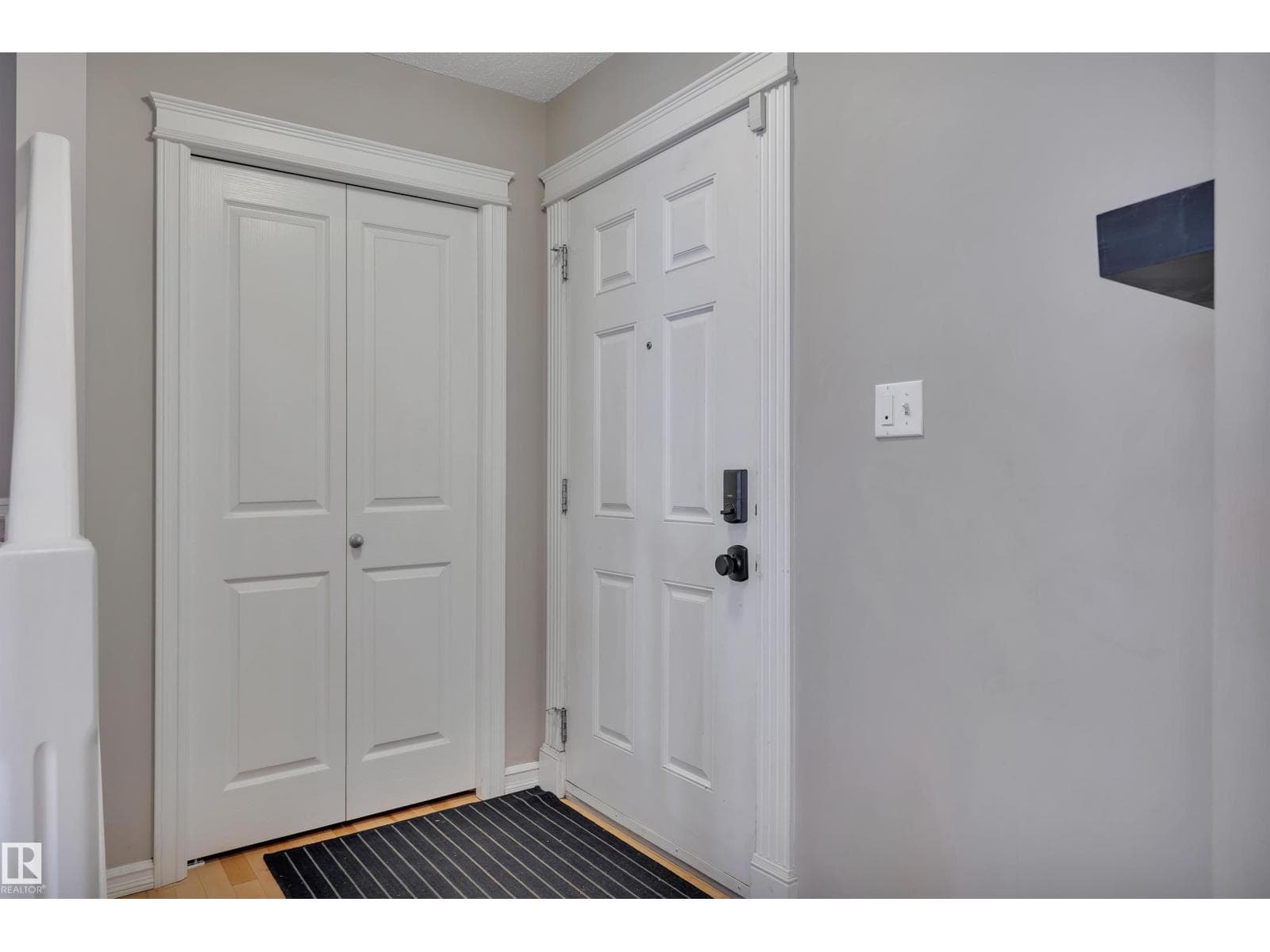 5912 8 AV SW — photo 5