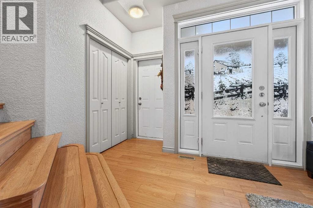 388 Grizzly Crescent N — photo 2