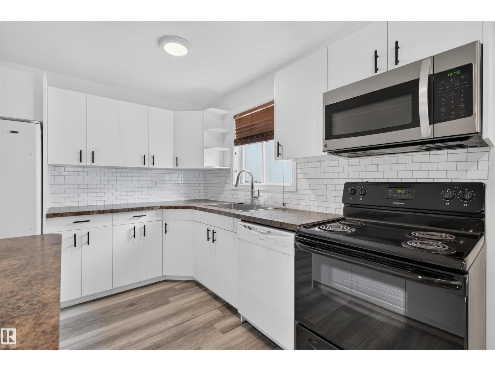 27 KINISKI CR NW — photo 4