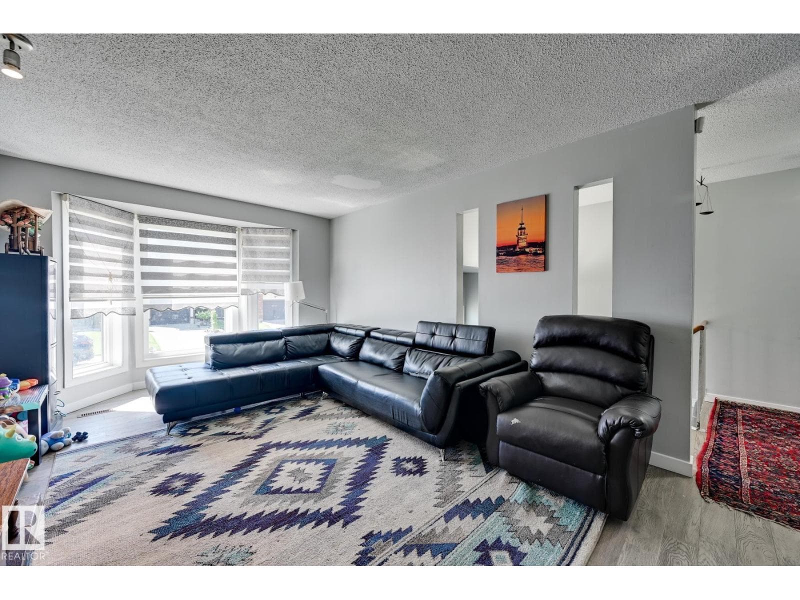 4628 37 AV NW — photo 5