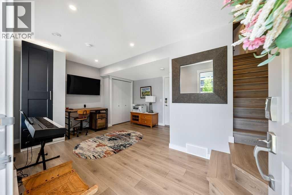 869 Cranston Avenue SE — photo 2