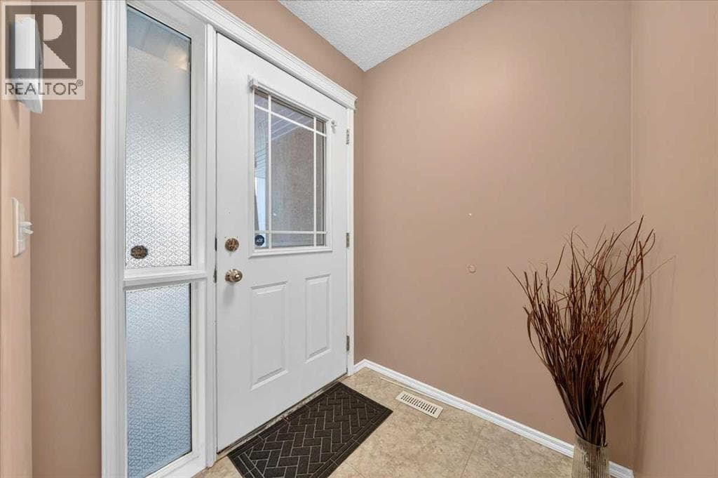 17 Edgeridge Terrace NW — photo 2