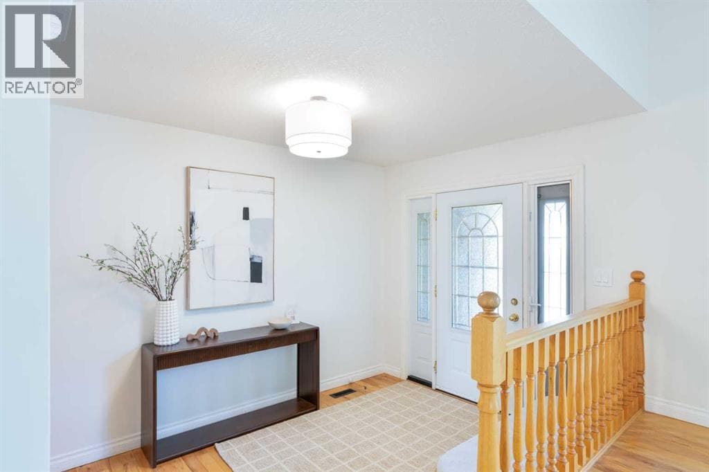 111 Temple Crescent W — photo 4