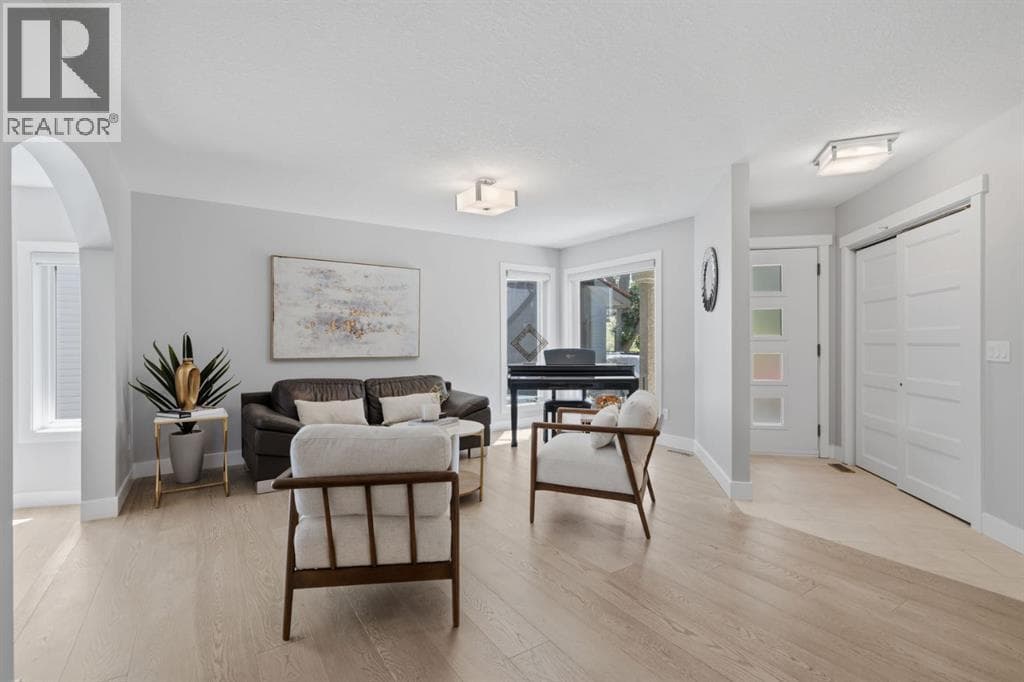 30 Strathcona Road SW — photo 4