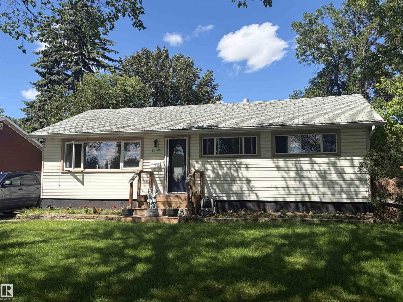 15922 92 AV NW