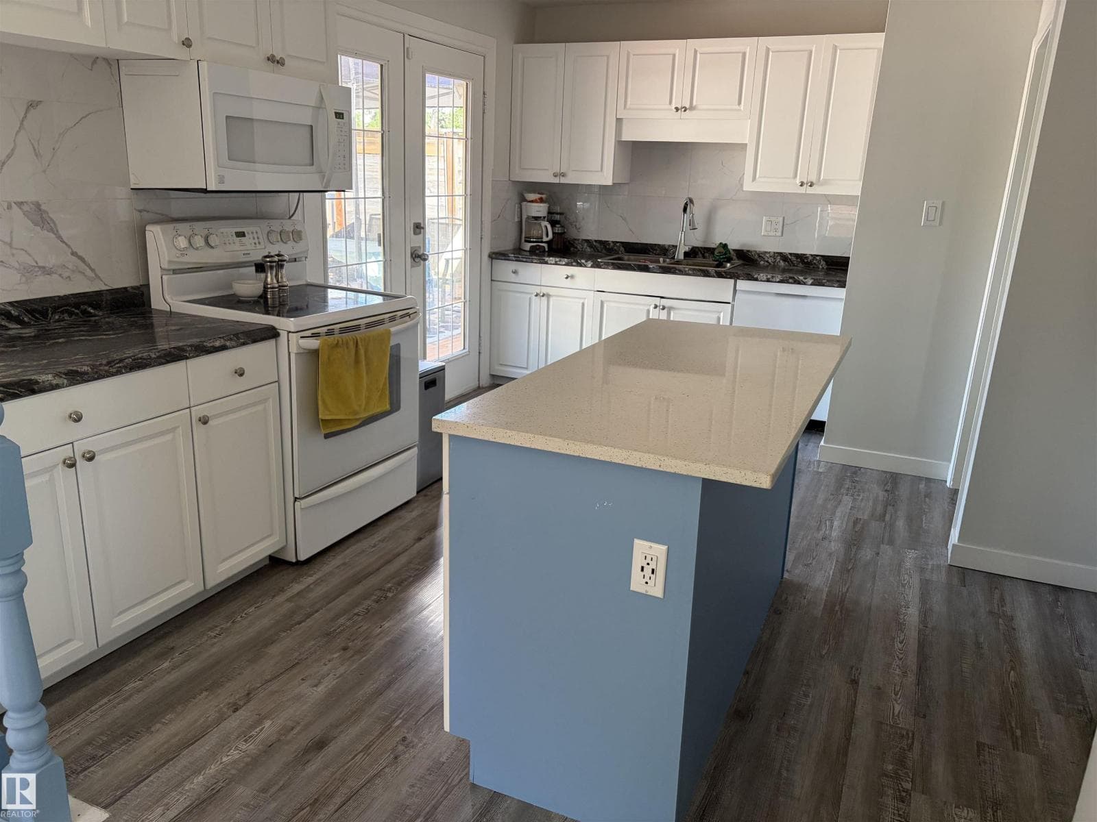15922 92 AV NW — photo 4