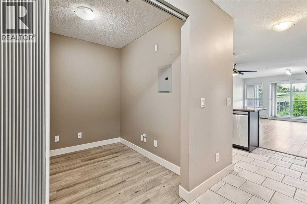 245, 35 Richard Court SW — photo 2