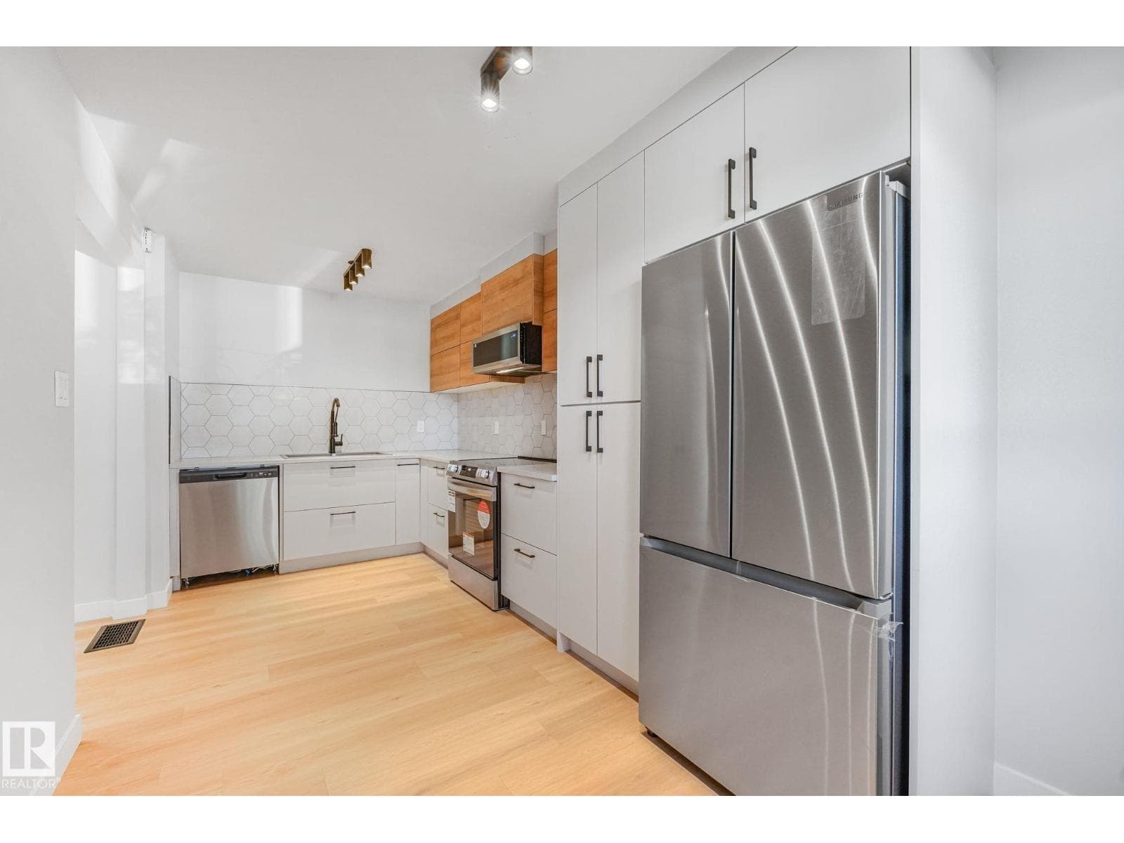 10617 34 ST NW — photo 5