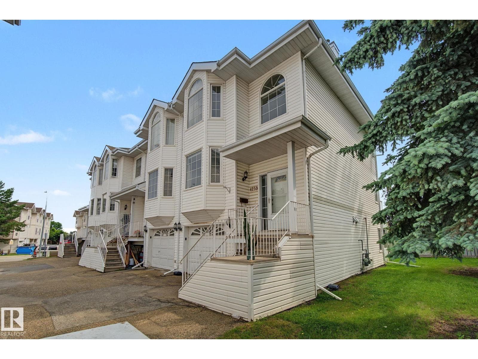 4259 29 AV NW — photo 2