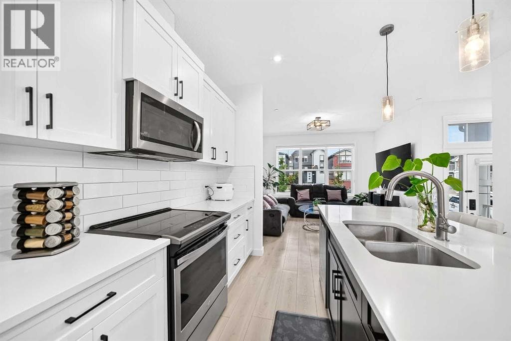 673 Livingston Way NE — photo 3