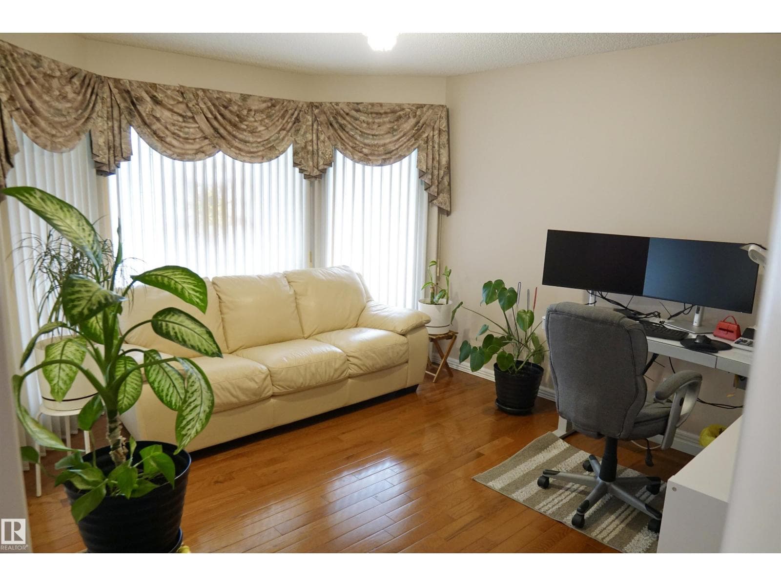 8504 160A AV NW — photo 3
