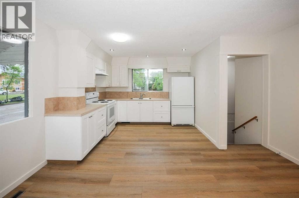 4201 50 Avenue — photo 2