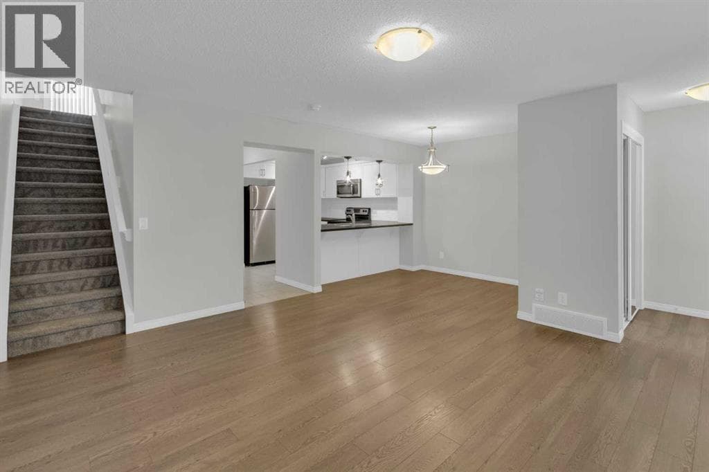 18 Windford Crescent SW — photo 2