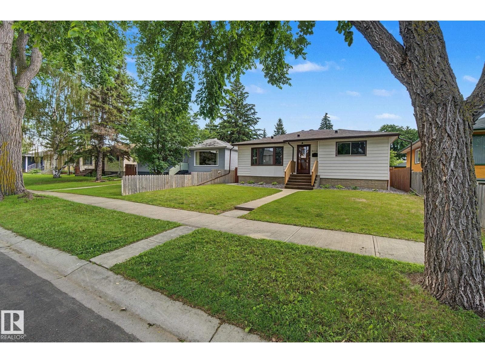 9545 65 AV NW — photo 2