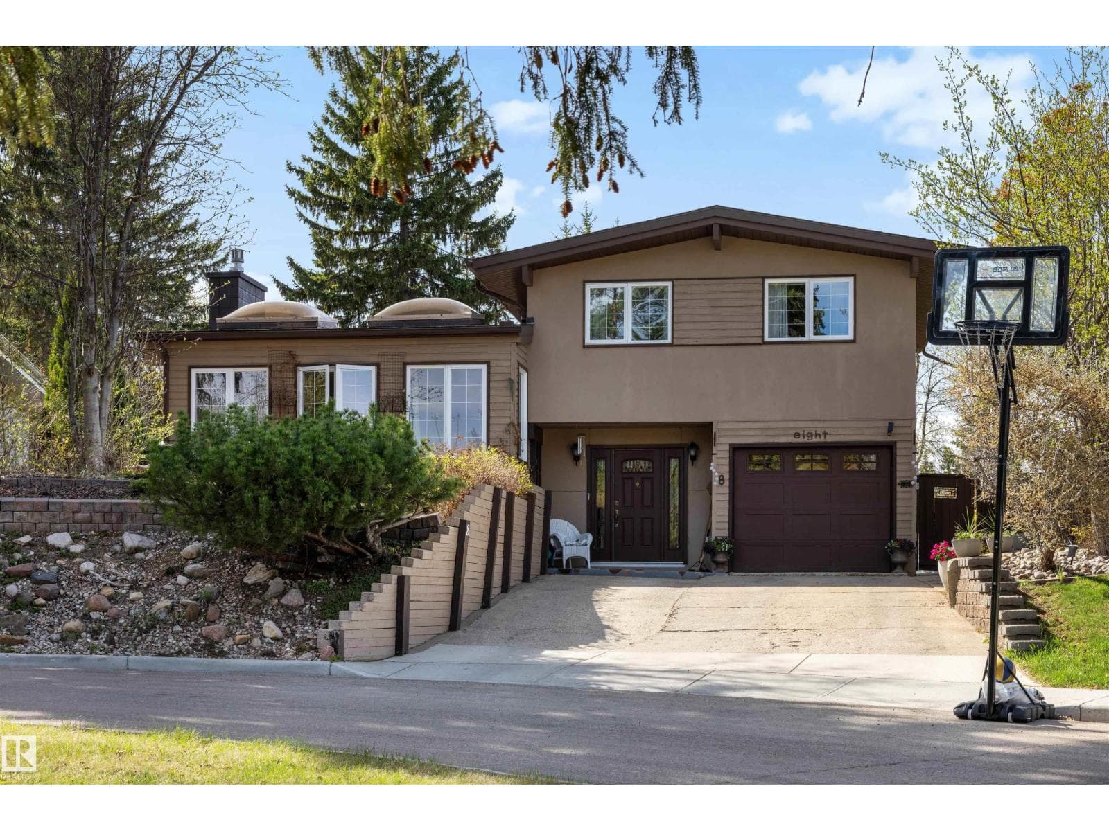 8 GARLAND PL