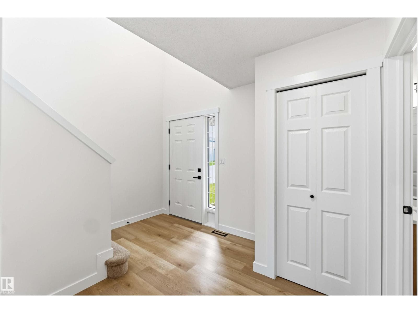 299 WESTWOOD PT — photo 2