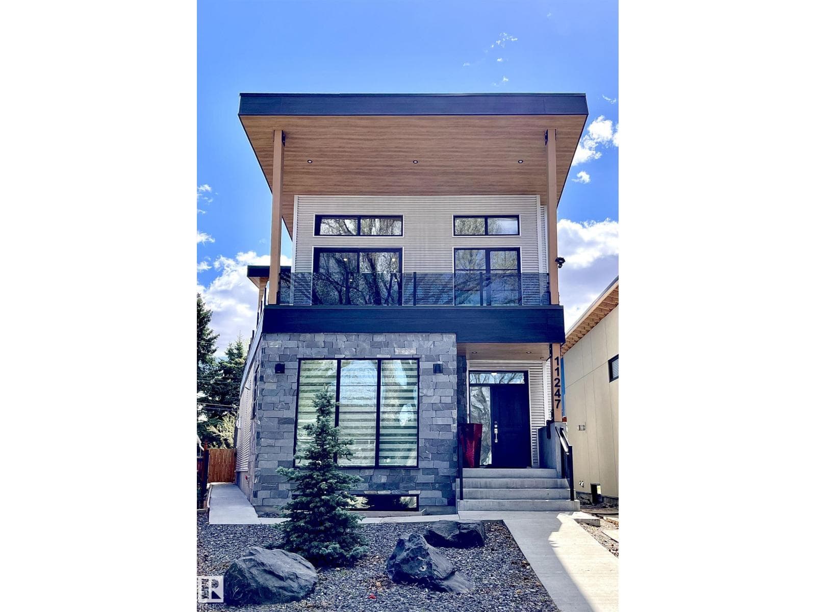 11247 71 AV NW — photo 2