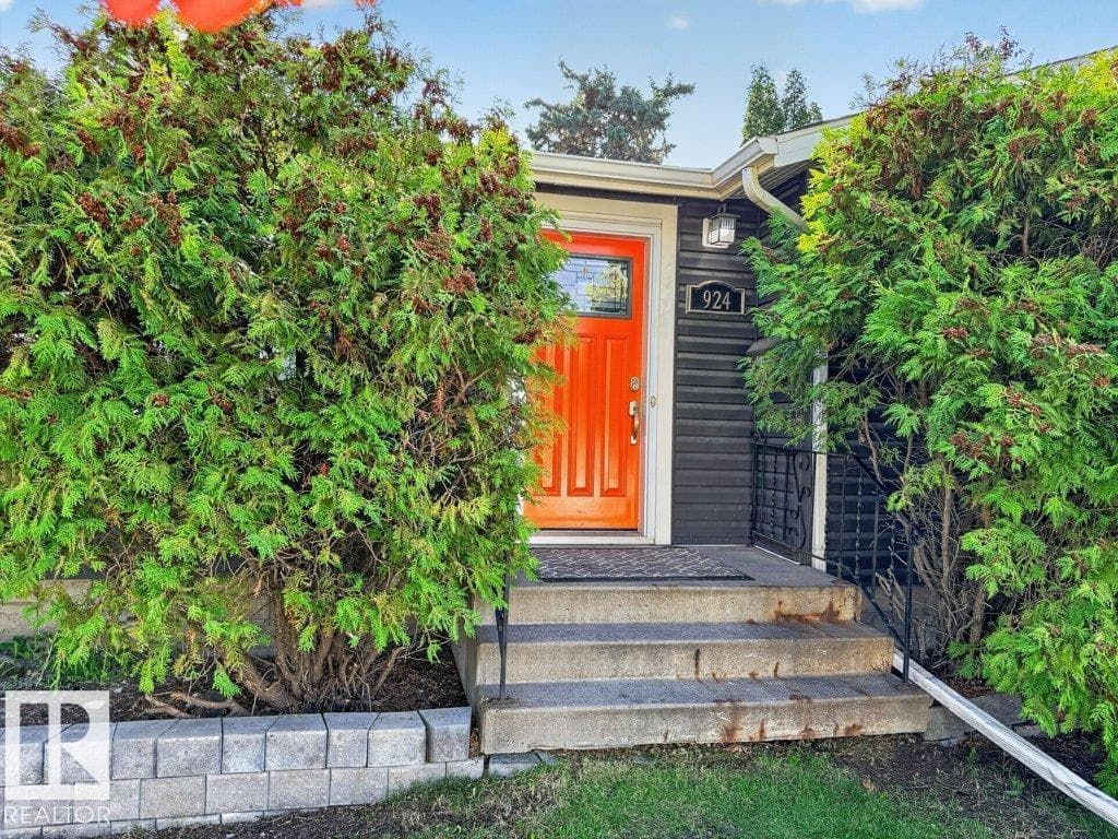 924 Conifer St — photo 2